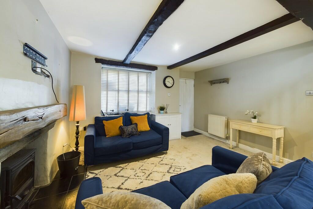 Spacious Lounge w...
