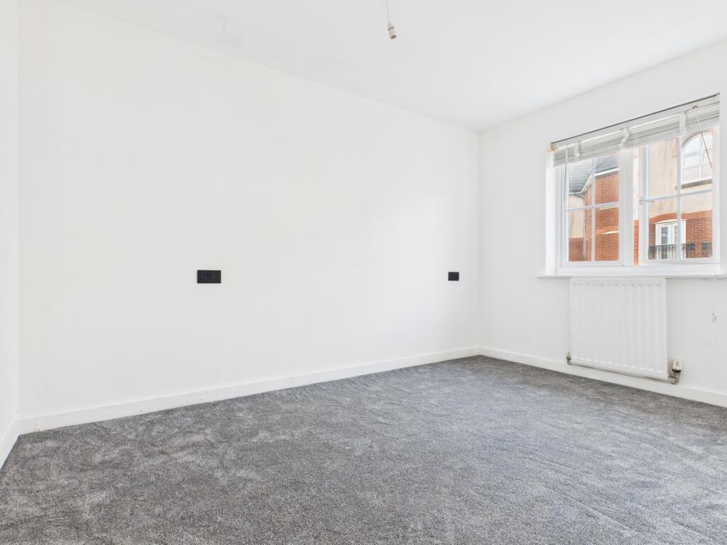 CAM03729G0-PR0136-STILL004