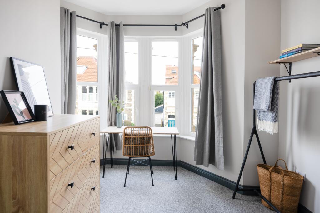 A bright and spacious large double bedroom with...