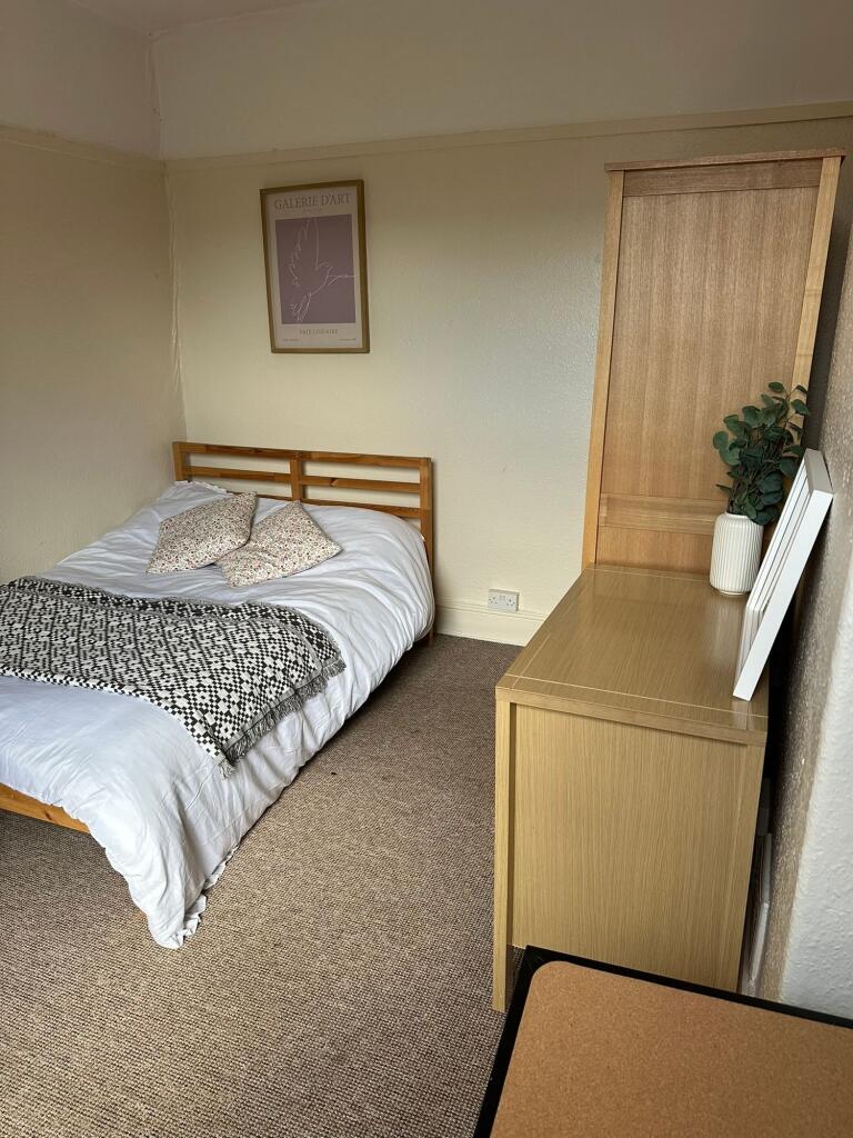 A cozy and well-maintained double bedroom featu...