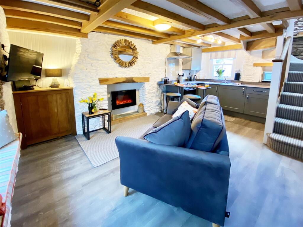 Lounge from frontdoor.JPG