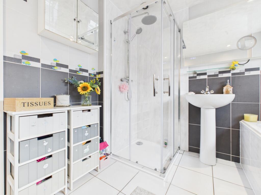 CAM03729G0-PR0156-STILL009