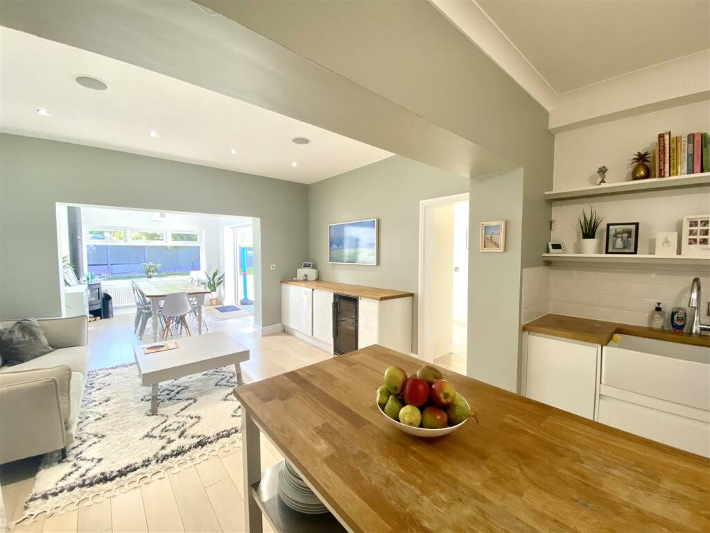 KICHEN/FAMILY DINING ROOM