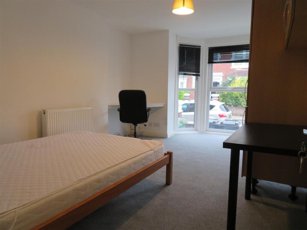 89B Cottage Room 1.JPG