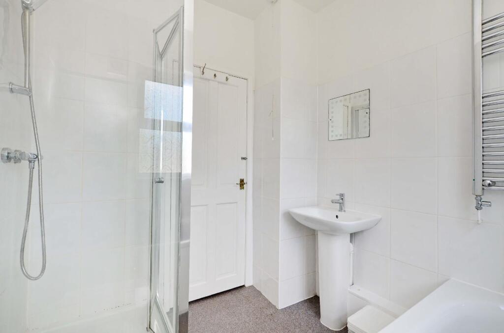 Rear bathroom.JPG