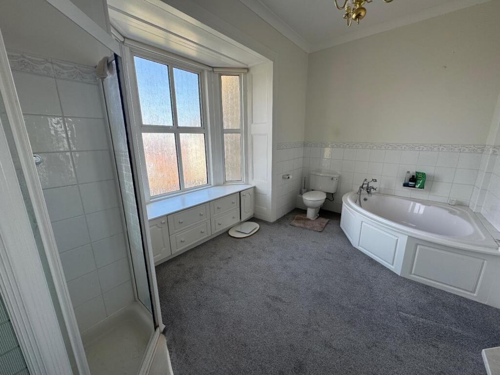 EN SUITE (FIRST FLOOR)