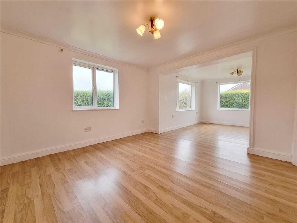 Living/Dining Room:
