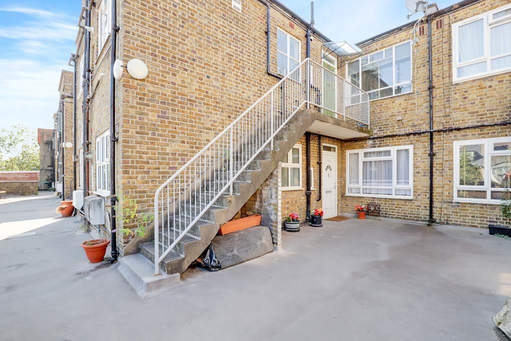 13-0007JHPropWorld - 77a Sydenahm Road - 37-small.