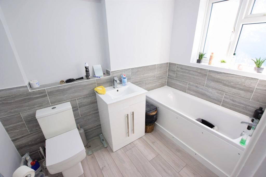 GROUND FLOOR BATHROOM
