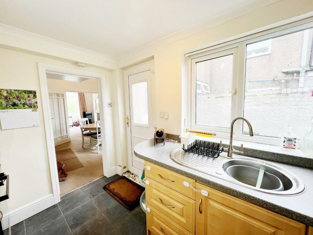 Kitchen pic 3.jpg