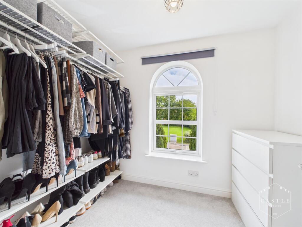 WALK IN DRESSING ROOM