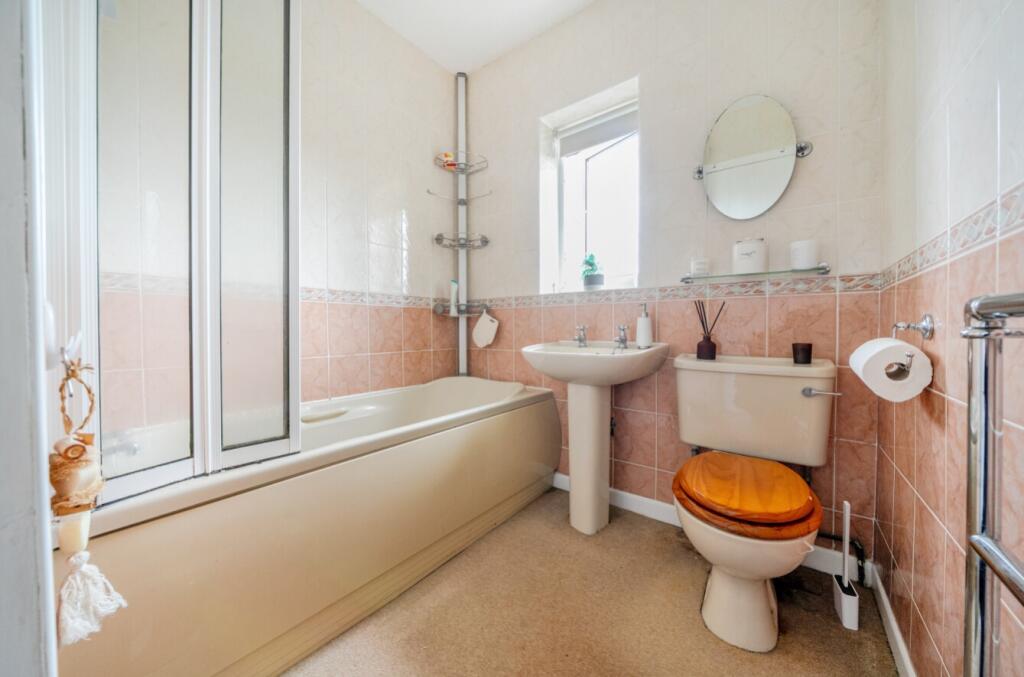 EweMove Harrogate Bathroom