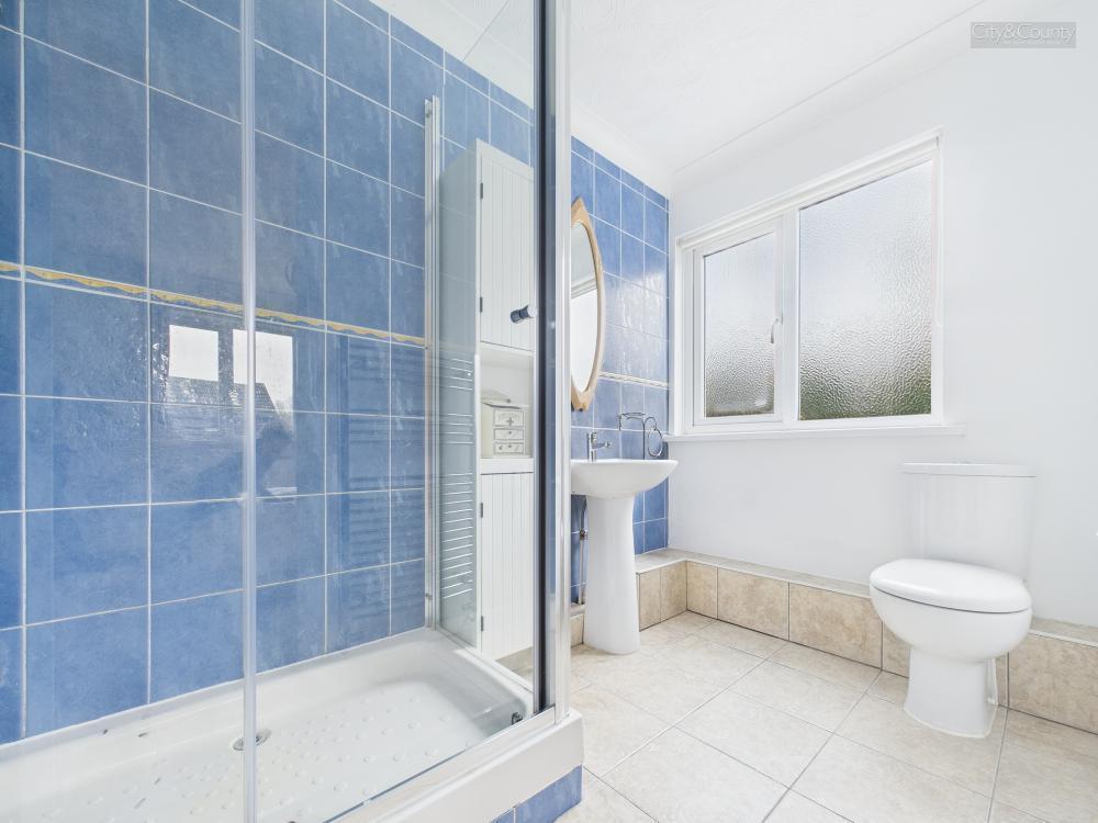 En-Suite To Master Bedroom