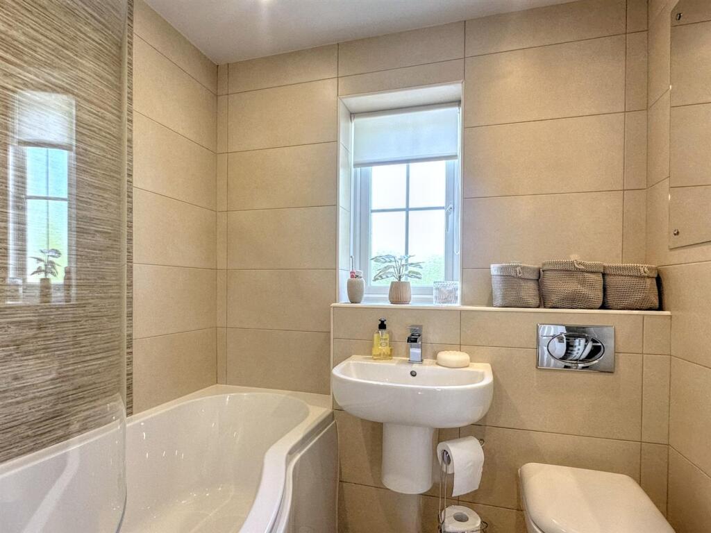 BATHROOM/WC