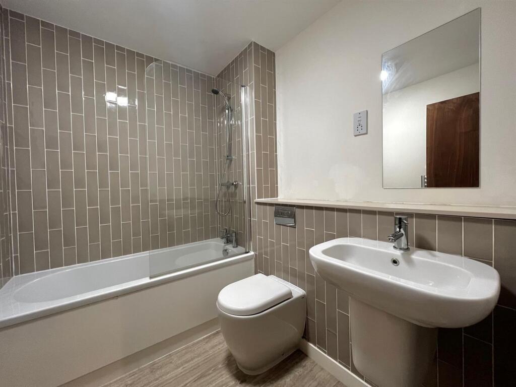 Main Bathroom.jpg