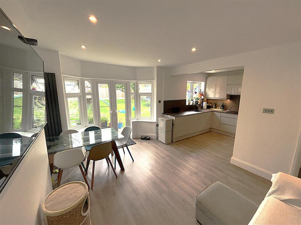 FITTED KITCHEN/DINER