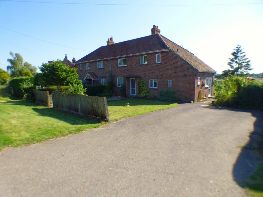 Front View/Driveway