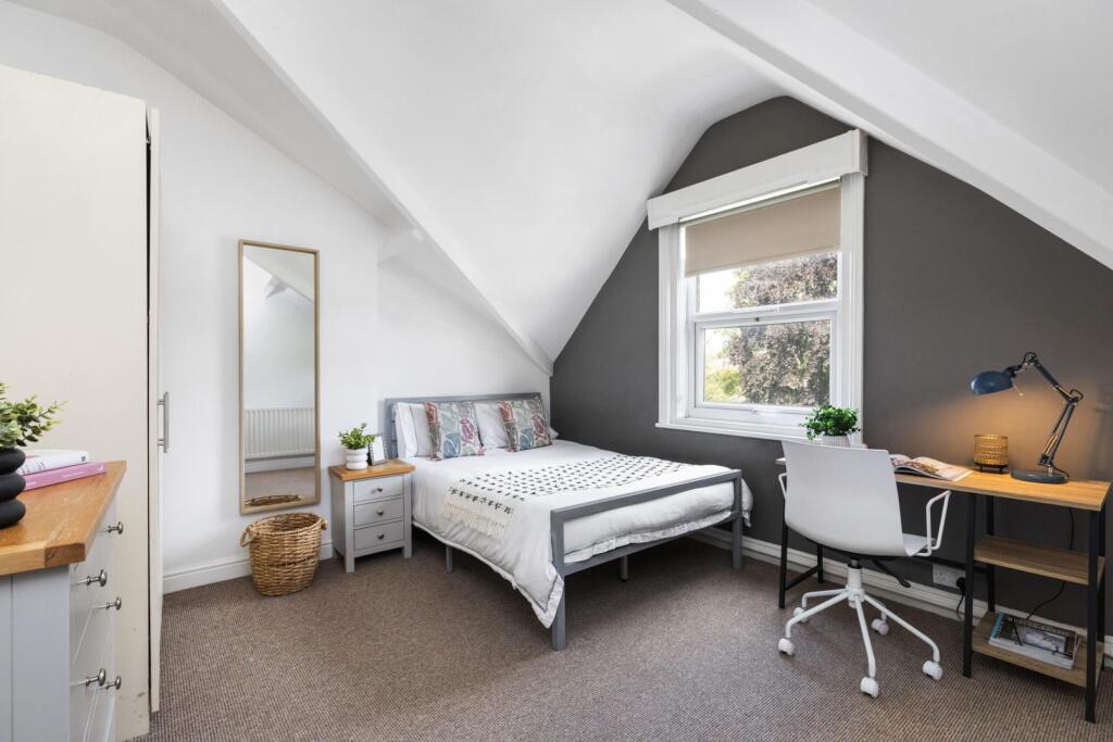 Bright, well-presented double bedroom with a co...