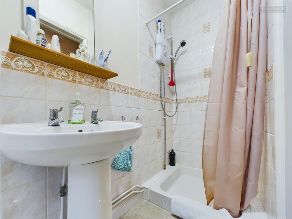 En-Suite To Master Bedroom