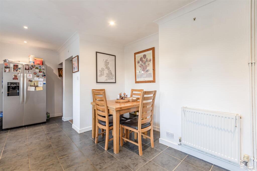 7 Cornwall Avenue, KT14 7EX - 3.jpg