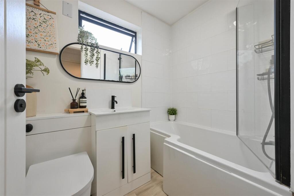 100925   21 Old Post Office Lane Corsham    007.jp