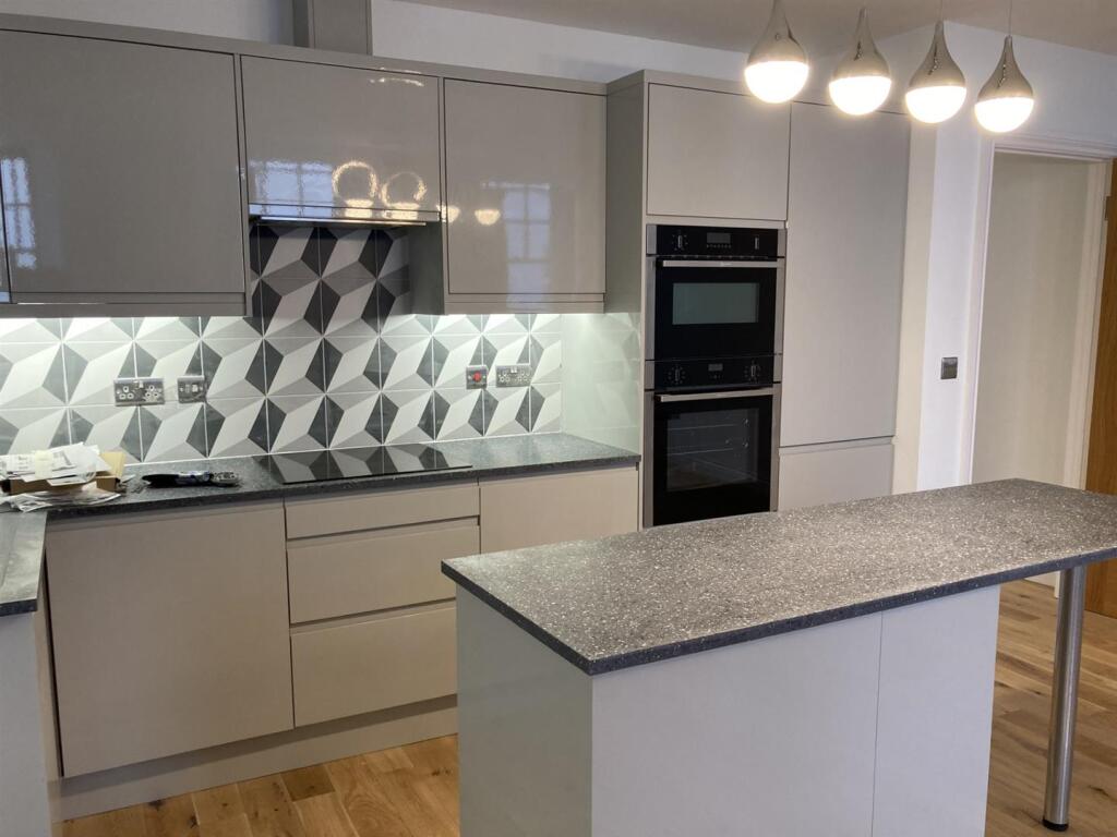 Kitchen 2.jpg