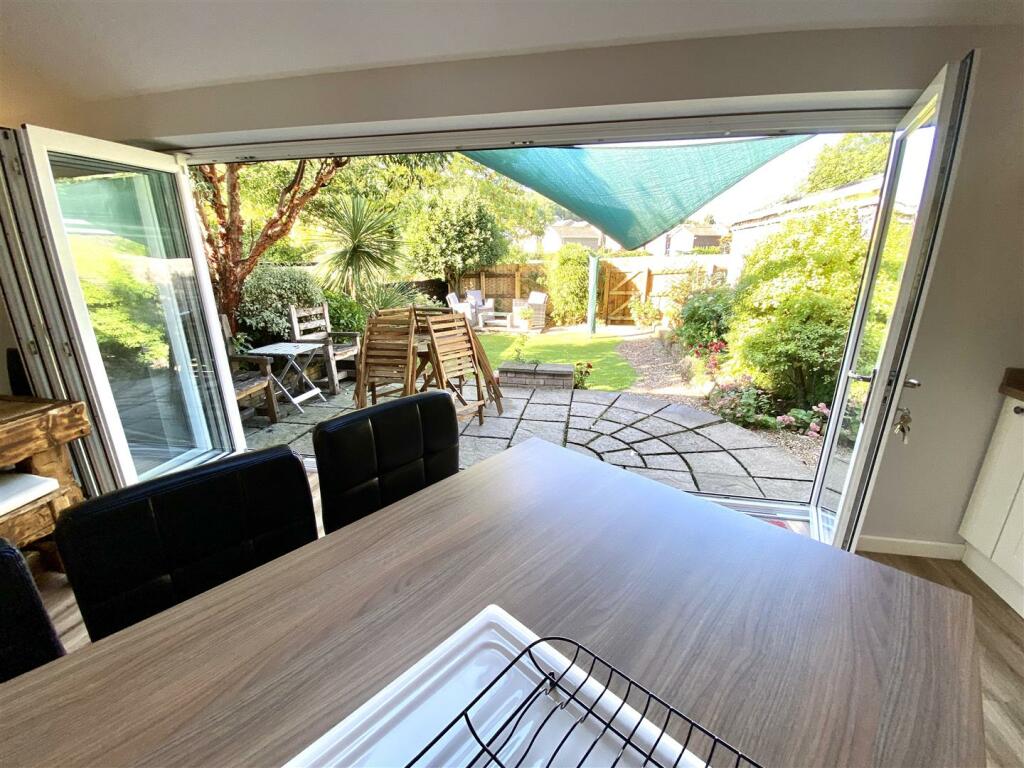 KITCHEN/FAMILY DINING ROOM