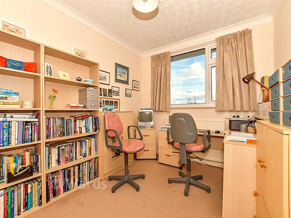 Bedroom 5 /Study