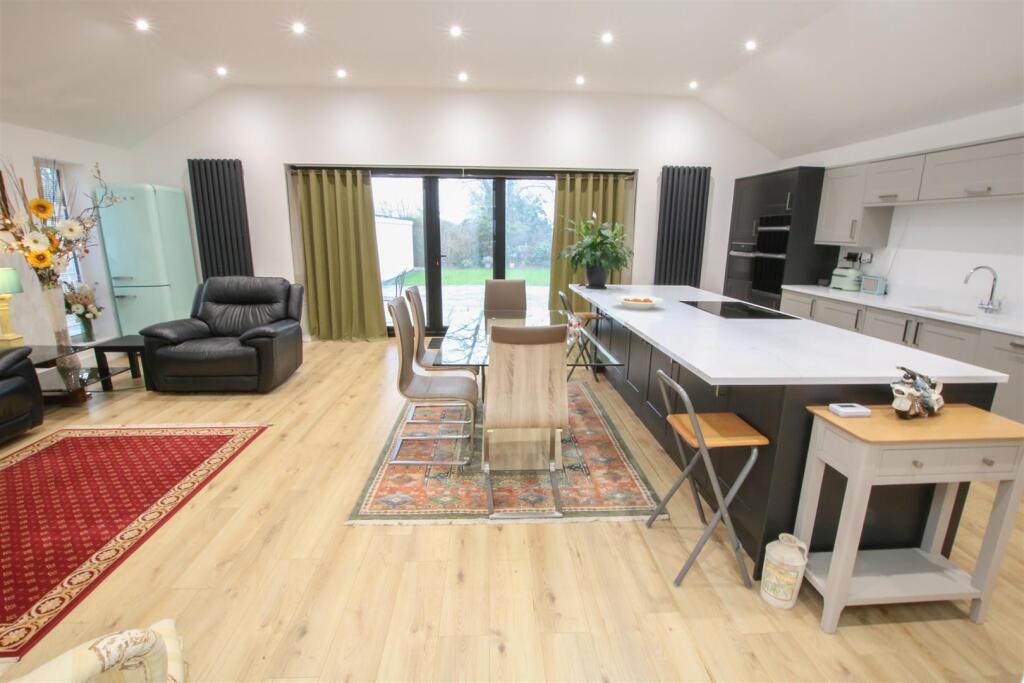 OPEN PLAN LIVING DINING 'ISLAND' KITCHEN