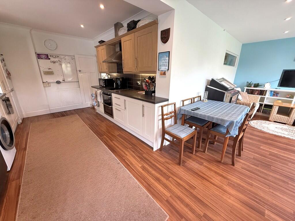 12 Knightscroft A...