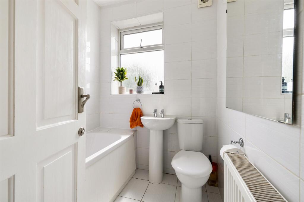 Lyne Crescent, E17