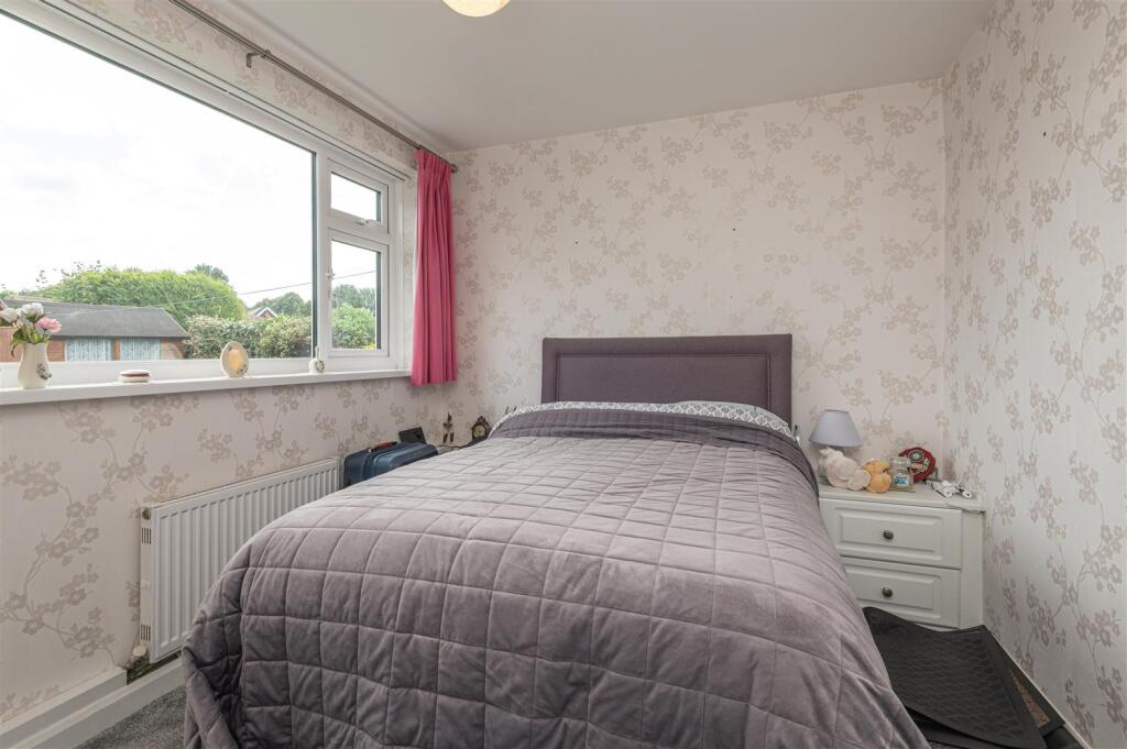 36 - 37 Lyndhurst Ave HD6 3RY.jpg