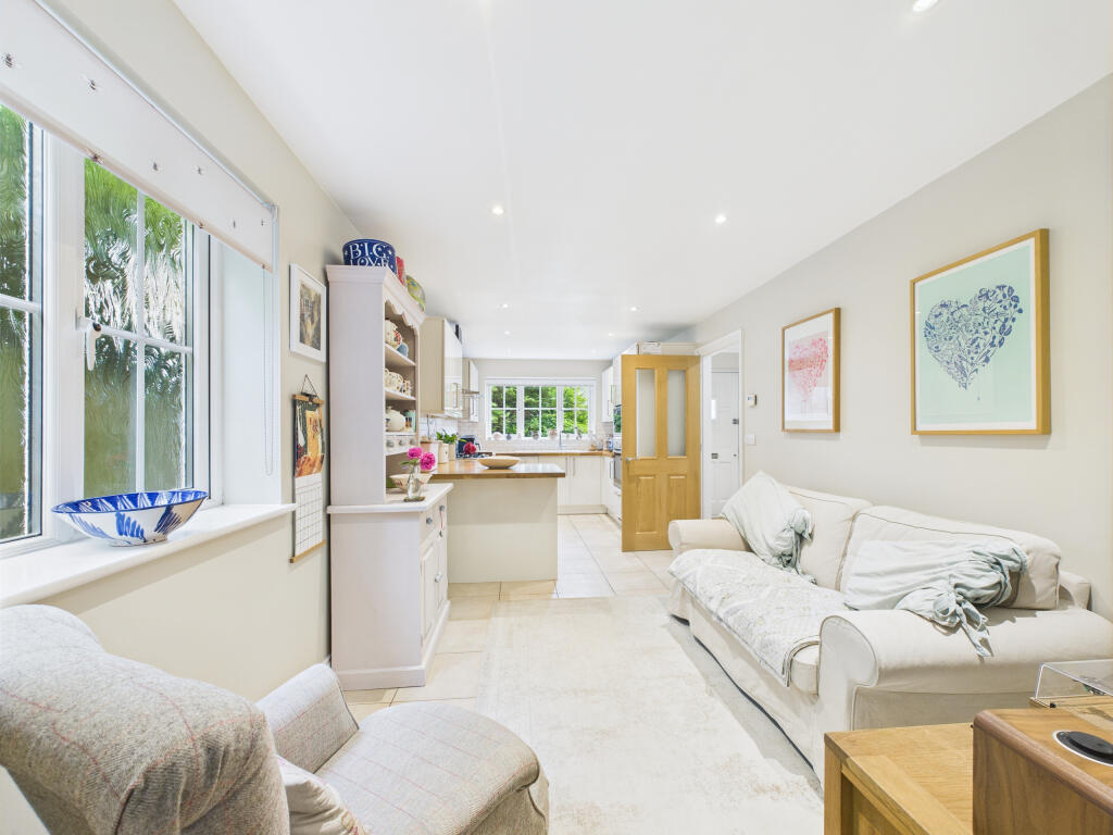 CAM02909G0-PR0439-STILL013