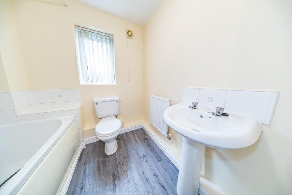 27 Molyneux Close bathroom.jpg