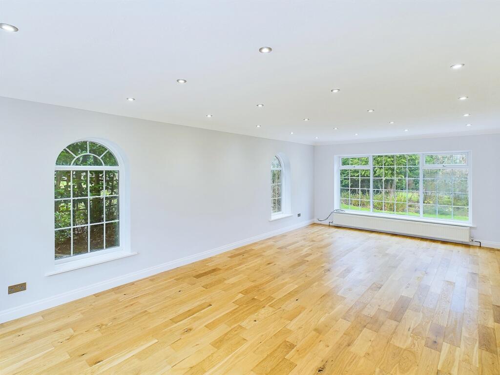 CAM04233G0-PR0013-STILL010