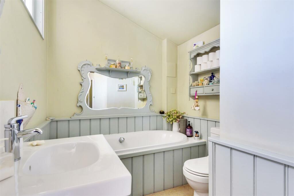 family bathroom 1.jpg