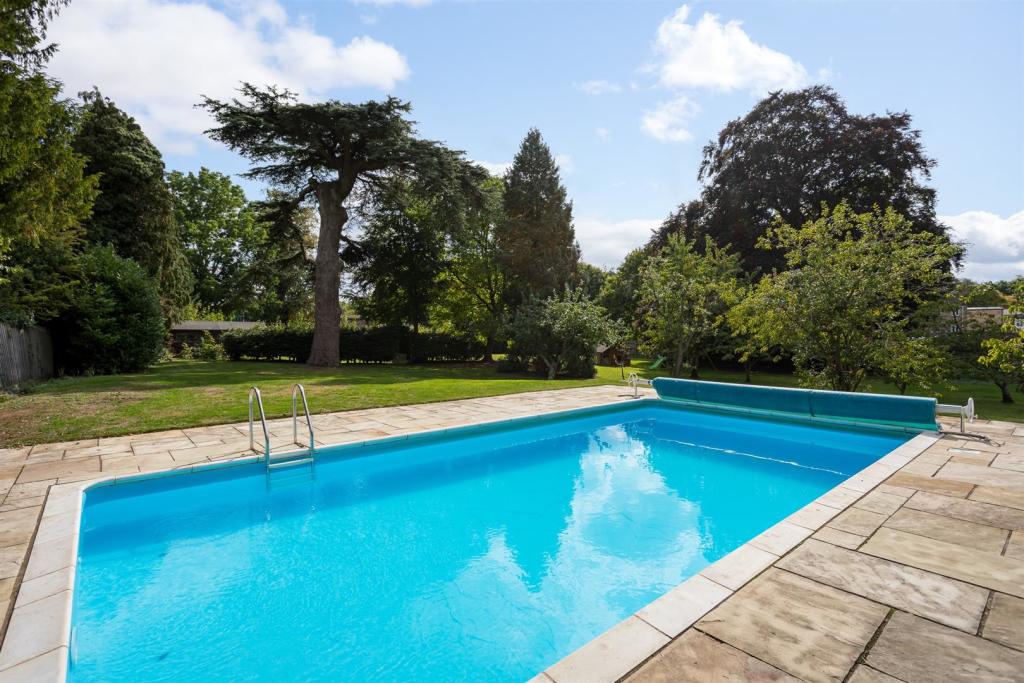 20 - Querns House - GL7 1RL - Web.jpg