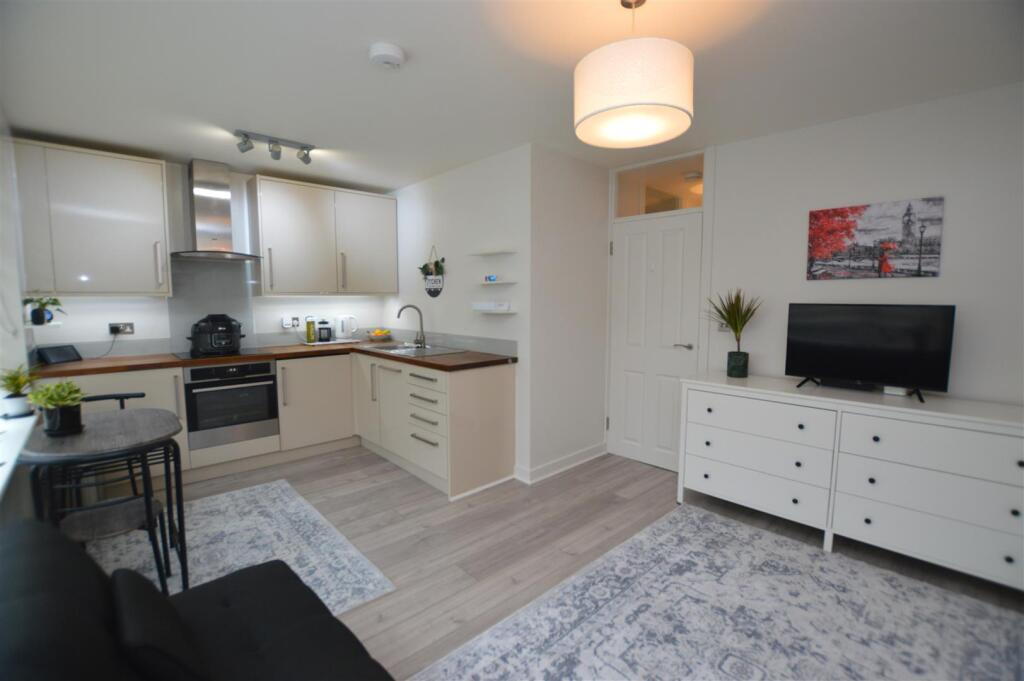 7 Salliesfield living room2.JPG