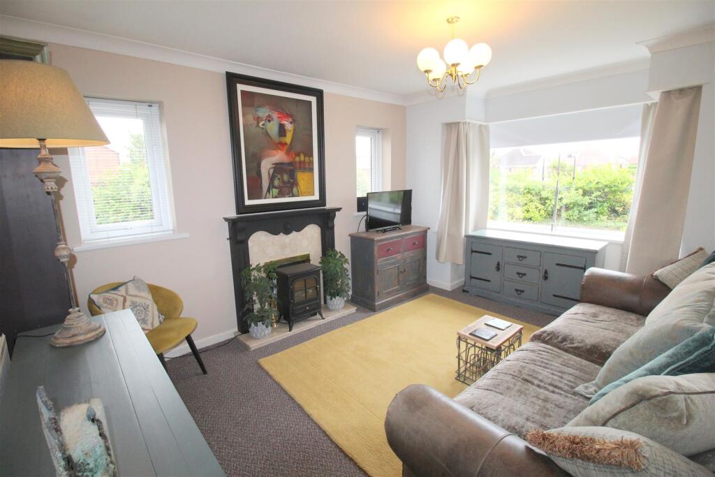 Boston Road, 29, lounge.JPG