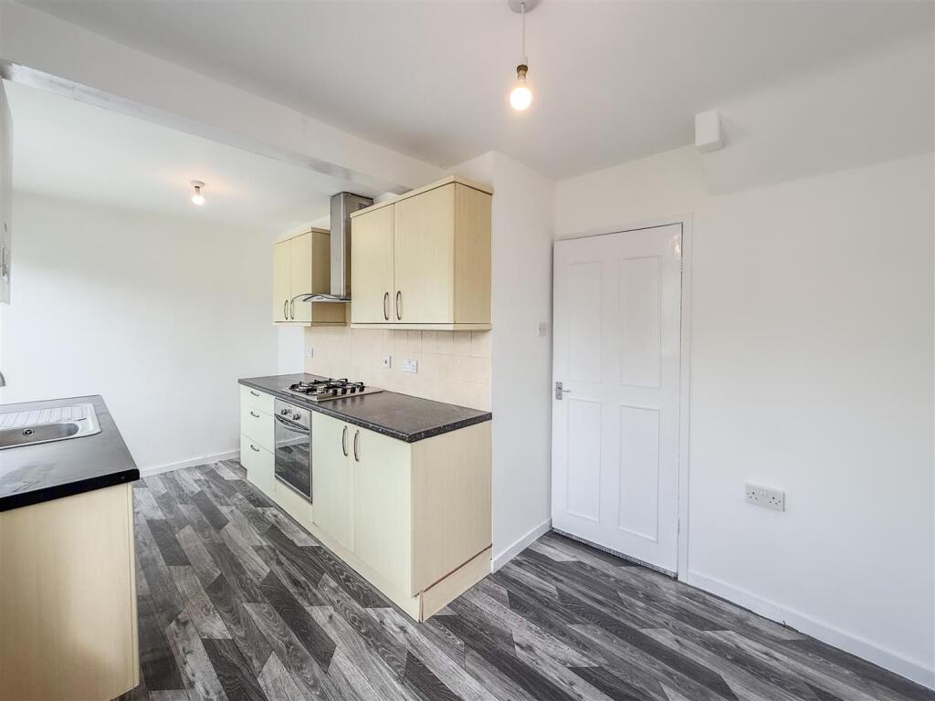 BREAKFASTING KITCHEN