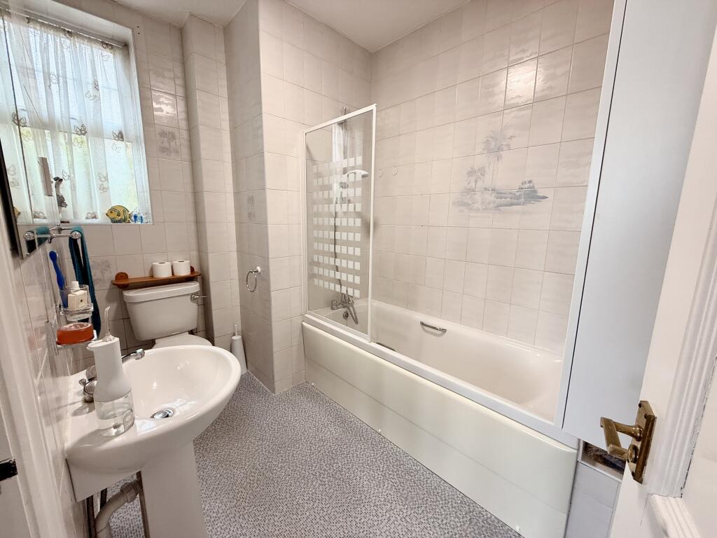 En-suite to ground f