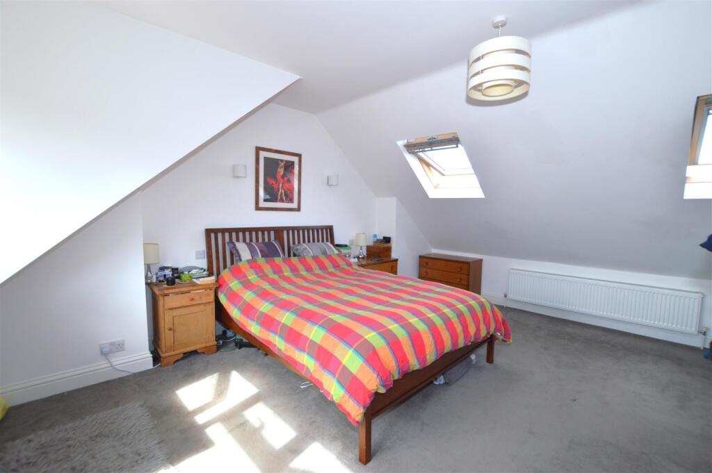 62 Ryecroft Avenue bed 1.JPG