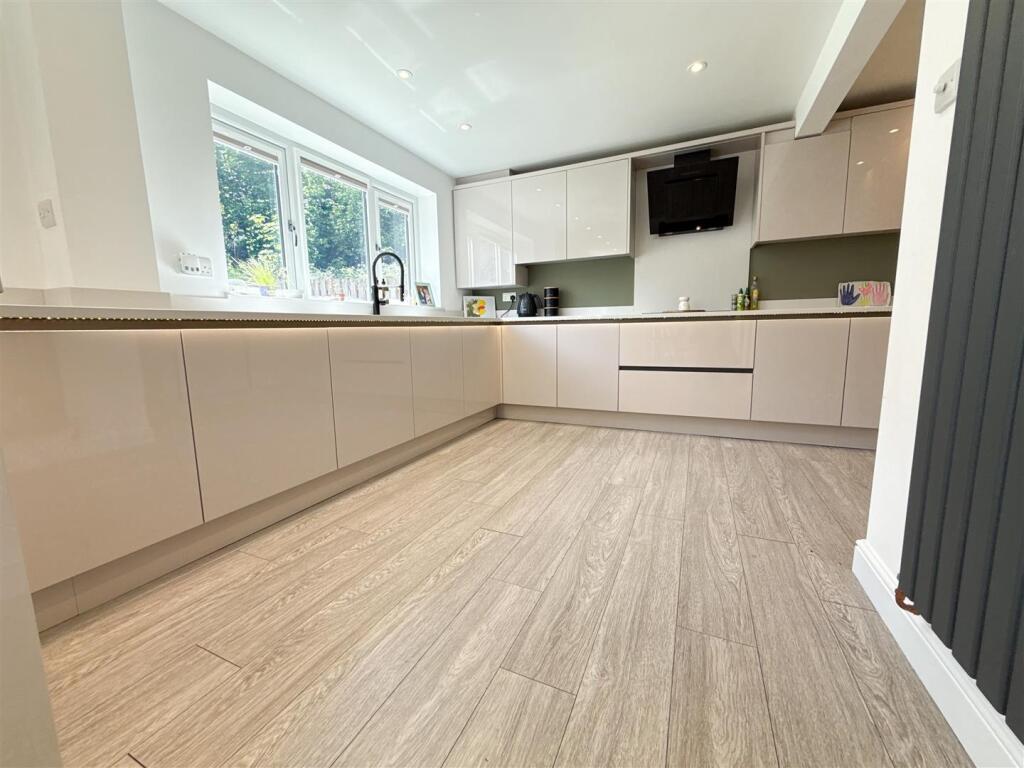 BREAKFAST KITCHEN AREA