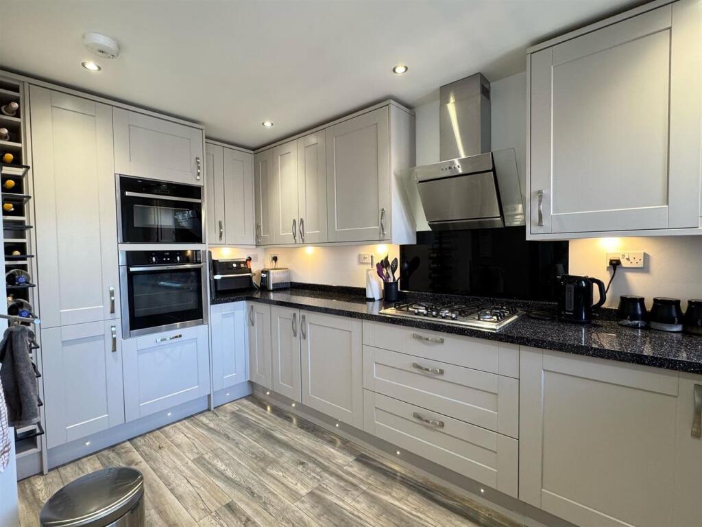 Kitchen (1).jpg