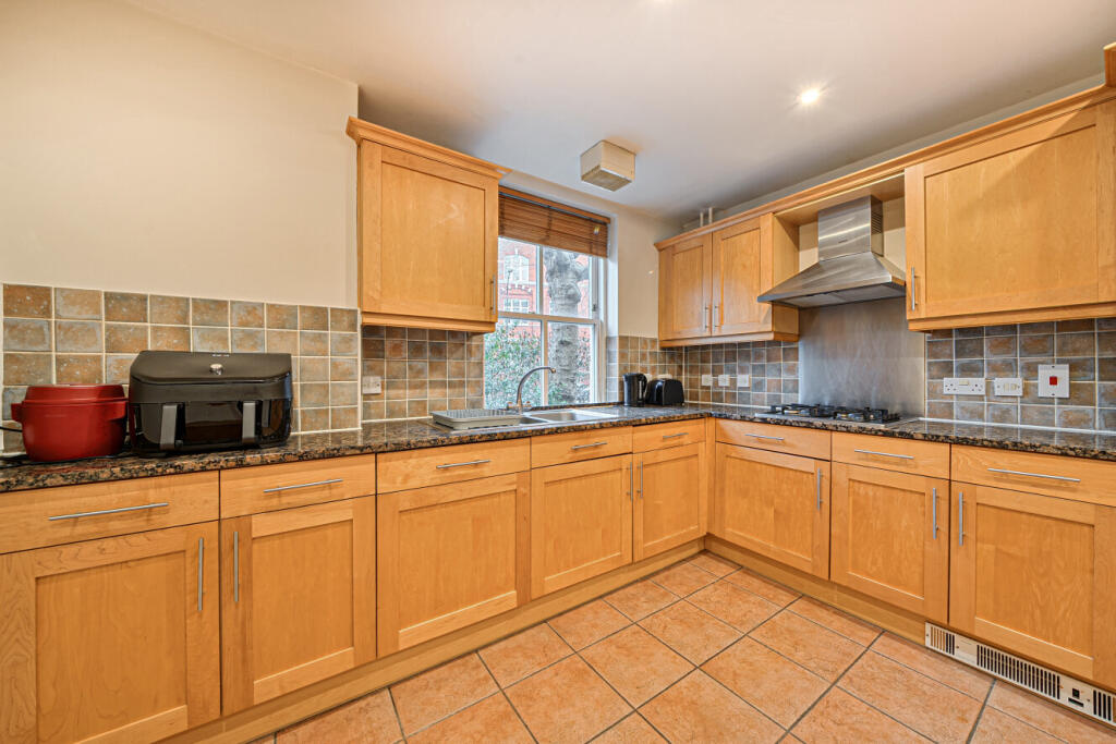 1393608-33-6942b3...