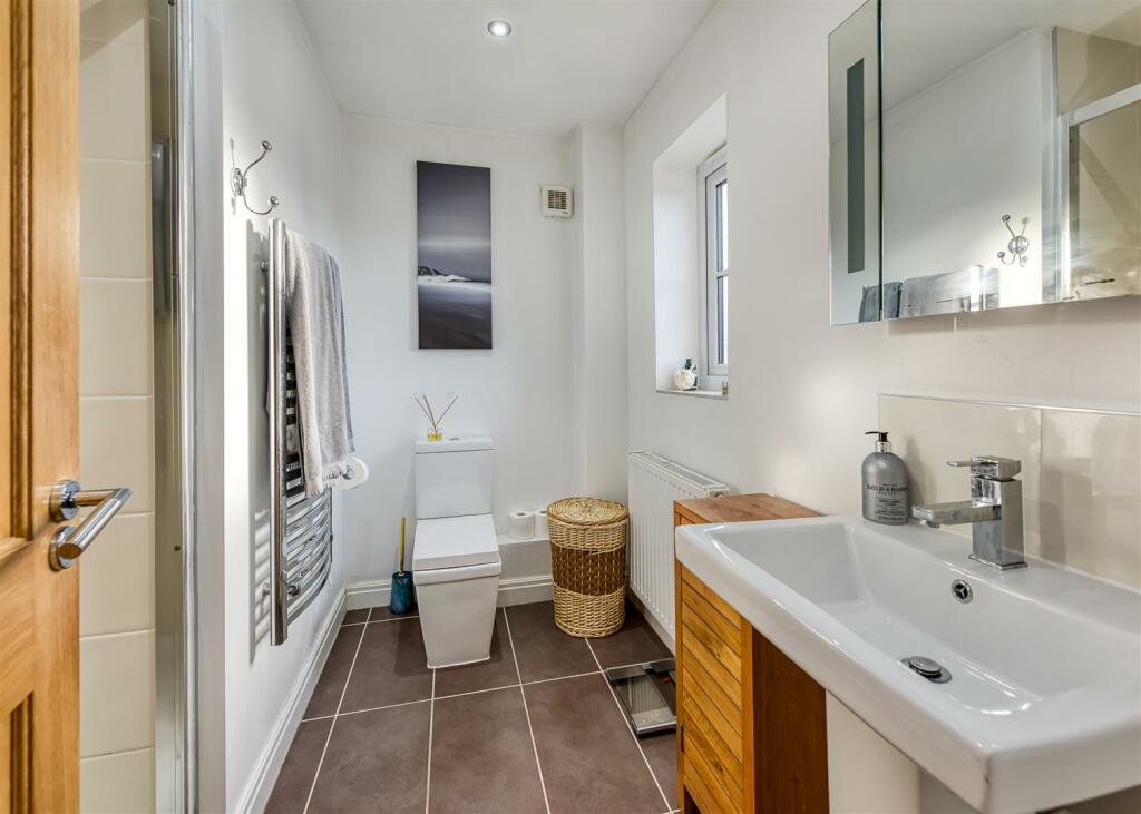 41 Kings Road-bed1 ensuite.jpg