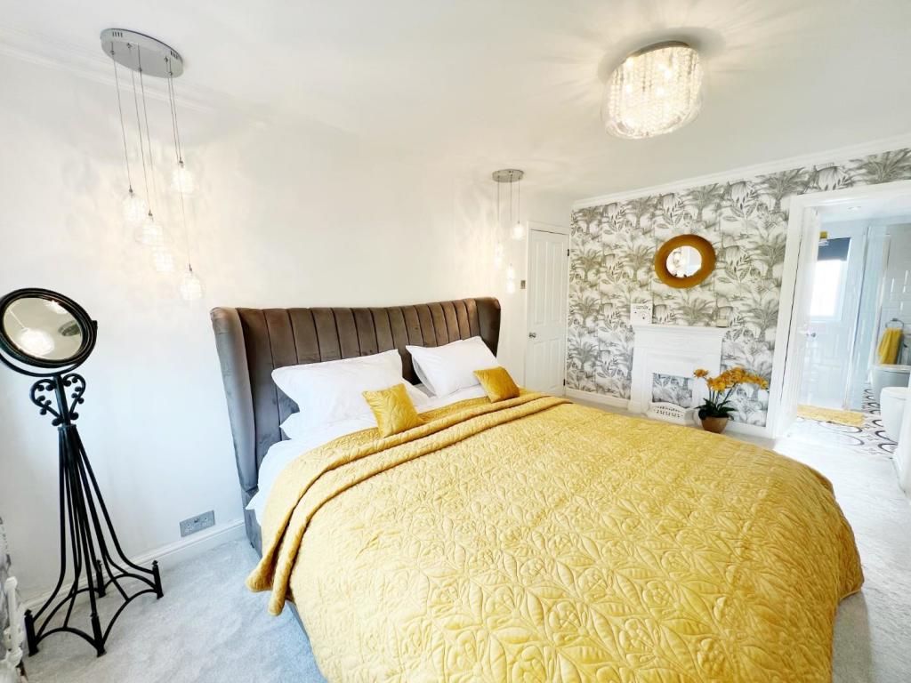 Bedroom 1 pic 3.jpg