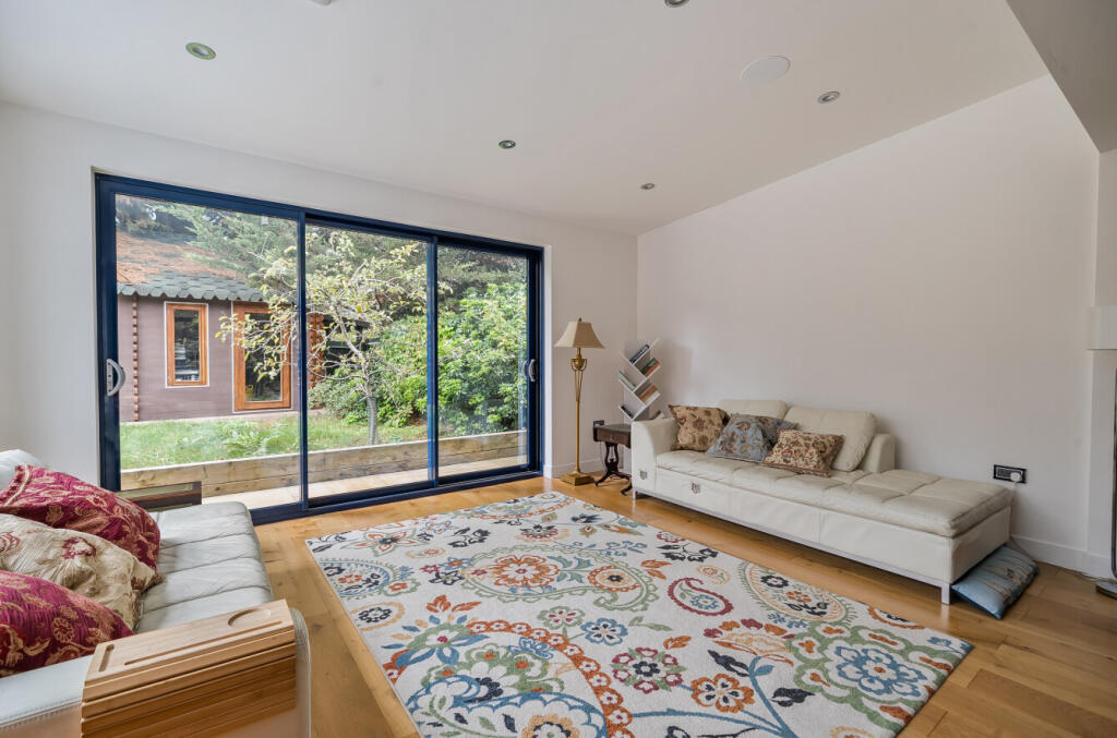 1369584-3-68f2449...