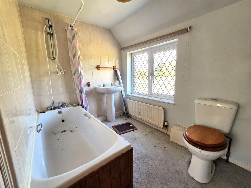 Mermaid Cottage - Bathroom.jpg