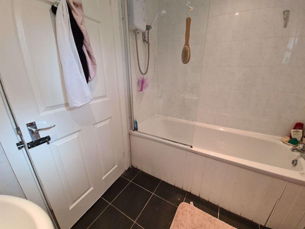 Bright and clean bathroom suite featuring a ful...
